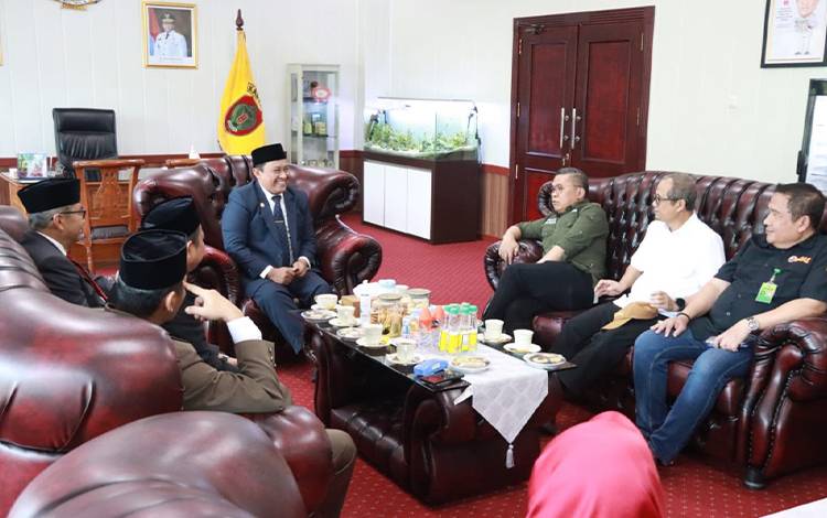 Wagub Kalteng H. Edy Pratowo saat bertemu dengan Wamen LHK Alue Dohong di ruang kerja Wakil Gubernur Kalteng. (FOTO: ASEP)