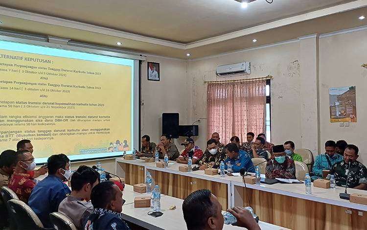Dinas Kesehatan Kabupaten Kotawaringin Timur memaparkan kasus ISPA saat rapat evaluasi status tanggap darurat karhutla, Senin, 2 Oktober 2023. (FOTO: DEWIP)