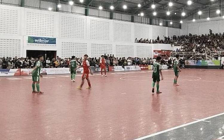 Pertandingan Futsal di Gedung Futsal Indor Stadion 29 Nopember beberapa waktu lalu. (FOTO: DEWI)