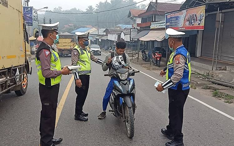 Satlantas Polres Barito Timur Bagikan Ribuan Masker ke Pengguna Jalan di Tamiang Layang