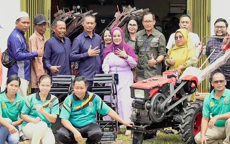 Waket III DPRD Kalteng Serahkan Alat Pertanian ke Kelompok Tani di Katingan