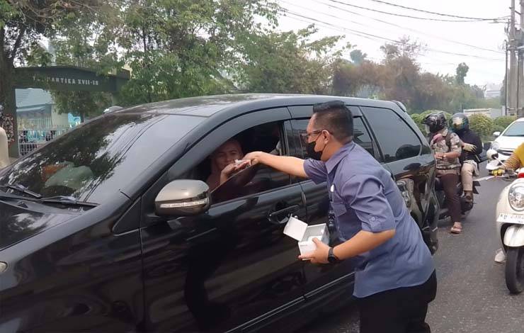 BLUD UPT Puskesmas Pahandut Bagikan 20 Box Masker untuk Warga Sekitar Jalan Ahmad Yani