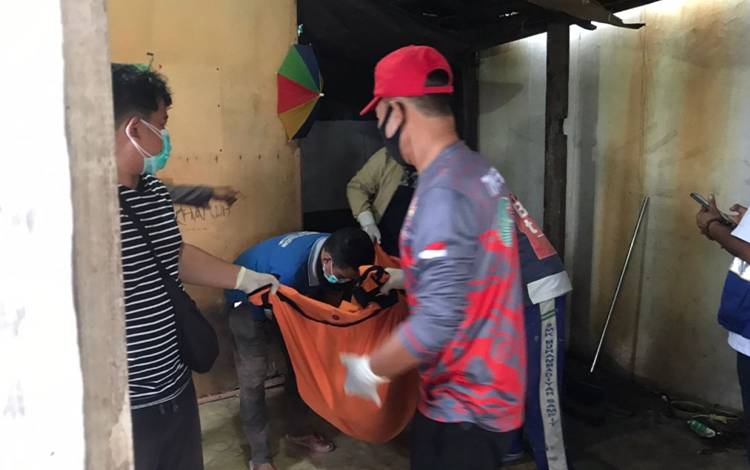 Petugas PMI saat mengevakuasi jenazah korban untuk dibawa ke Rumah Sakit dr Murjani, Selasa, 3 Oktober 2023. (FOTO: BUDDI)