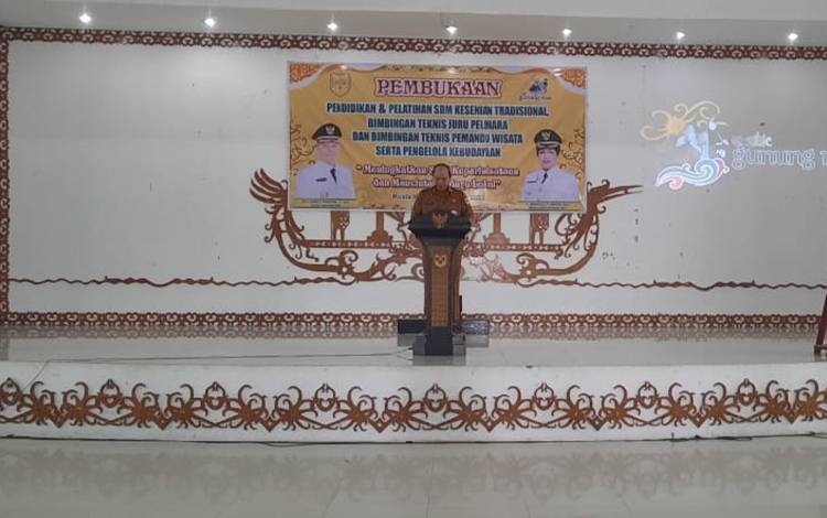 Asisten I Setda Gunung Mas Lurand saat membacakan sambutan tertulis Bupati Jaya S Monong, Selasa, 3 Oktober 2023. (FOTO: IST)