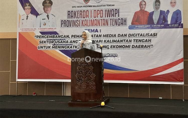 Ketua DPD IWAPI Kalteng Asti Rizky Badjuri,?saat memberikan kata sambutannya pada Rakerda I DPD IWAPI di Hotel Best Western Palangka Raya, Selasa, 3 Oktober 2023 (Foto:MARINI)