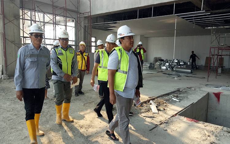 Wakil Gubernur Kalteng H. Edy Pratowo saat meninjau progres pembangunan RSUD di Kecamatan Hanau. (FOTO:RILIS/MMC/APUL)