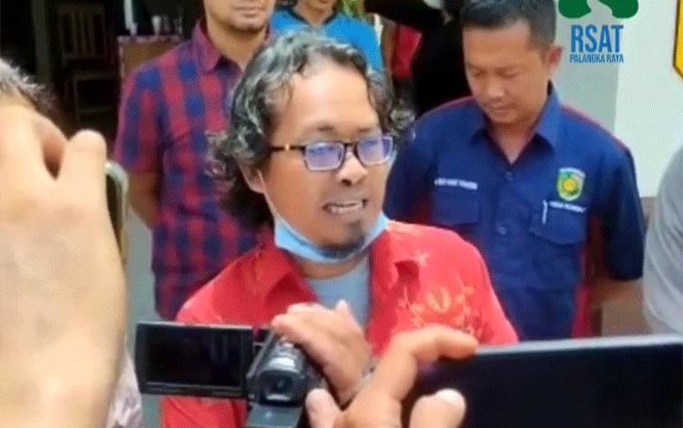 Pengelola RSAT Palangka Raya, Agung Priantoko saat diwawancarai awak media perihal kasus yang melibatkan kesejahteraan hewan di Kota Cantik.(FOTO: Dokumentasi RSAT untuk Borneonews)