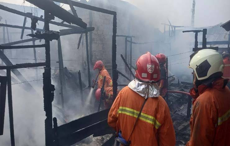 Petugas pemadam kebakaran saat memadamkan api di lokasi kebakaran di Jalan DI Panjaitan, Gang, Langsat 3 Sampit. (FOTO: IST)