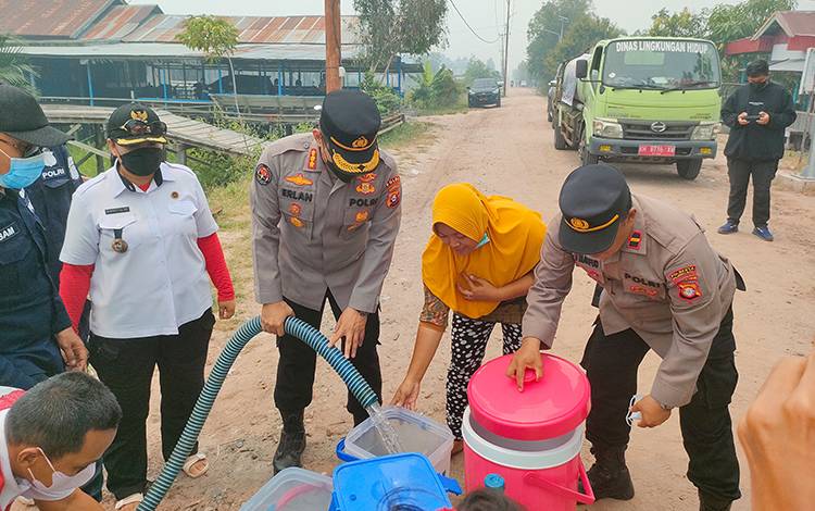 Polda Kalteng Salurkan 10.000 Liter Air Bersih