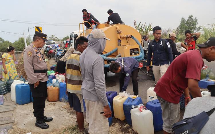 Polres Seruyan Bagikan Air Bersih Untuk Warga Pertambakan
