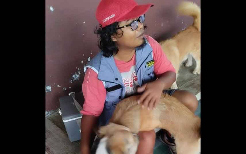 Pengelola RSAT Palangka Raya berinteraksi dengan hewan-hewan yang ditemuinya sembari memberikan vaksin rabies kepada peliharaan milik masyarakat Kota Palangka Raya.(FOTO: TESTI PRISCILLA)