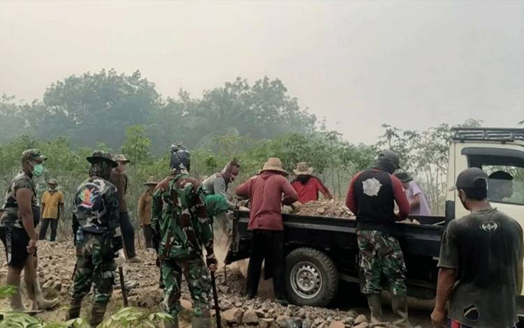 Peningkatan Badan Jalan Program TMMD ke-118 di Desa Sidorejo Sudah 57 Persen