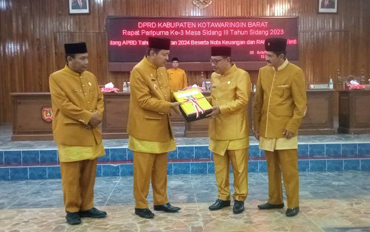 Raperda APBD 2024 dan Ketenagakerjaan Diserahkan Pj. Bupati Kobar pada Ketua DPRD