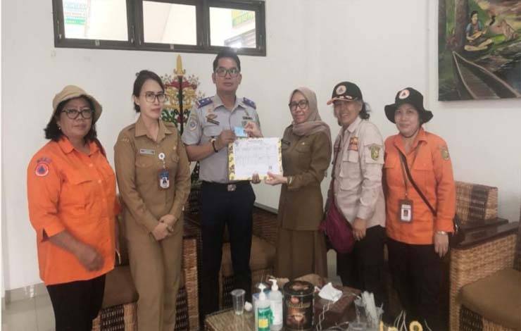 Dukcapil Palangka Raya Serahkan Adminduk Bagi Korban Kebakaran di Mendawai