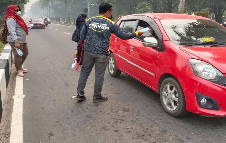 Komunitas Kantong Berbagi Senyum Gandeng Dinas Sosial Kalteng Bagikan 5.000 Masker di Jalan Yos Sudarso