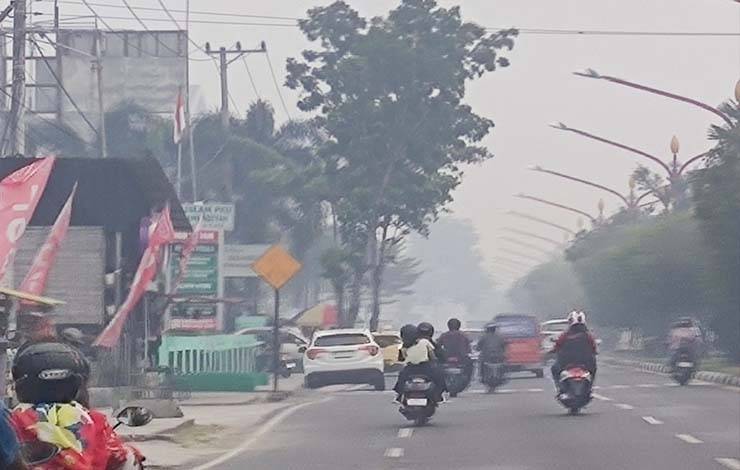 Aktivitas masyarakat di Kota Palangka Raya. Pantauan ISPU menunjukan partikel udara yang berukuran lebih kecil dari atau sama dengan 2.5 ?m (mikrometer) mencapai angka 342. (FOTO: HERMAWAN)