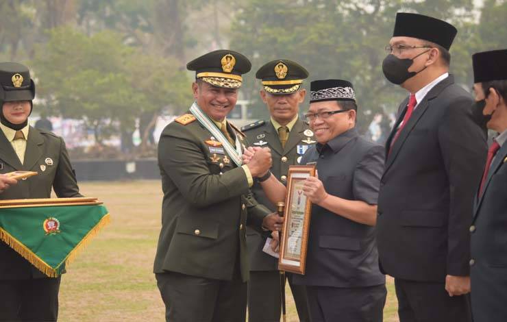 Pj Bupati Kapuas, Erlin Hardi saat menerima penghargaan dari Pangdam XII/Tpr atas partisipasi terhadap Operasi Bakti TNI Tahun Anggaran 2023. (FOTO: IST)