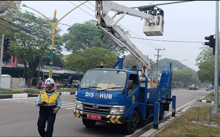 Dishub Perbaiki Lampu Lalu Lintas Jalan Diponegoro