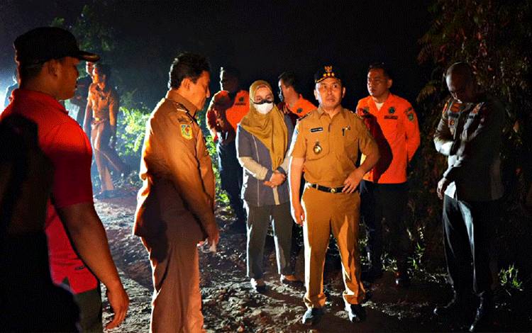 Pj Bupati Pulang Pisau Dampingi Gubernur Kalteng Tinjau Lokasi Karhutla di Desa Taruna