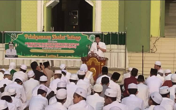 Salat Istisqa Digelar di Halaman Masjid Agung Al Mukarram Kapuas