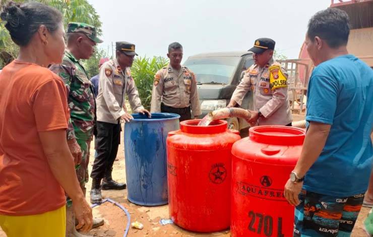 Polsek Aruta Salrukan Air Bersih di Desa Sukarami
