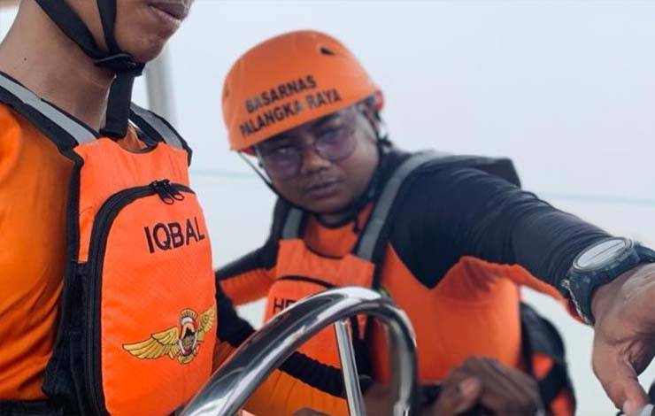 Anggota Pos SAR Pangkalan Bun saat mengikuti pelatihan familirarisasi pengoperasian Rigid Inflatable Boat (Foto : Basarnas Kota Palangka Raya)