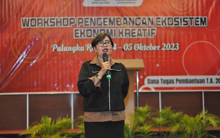 Ketua Pokja Souvenir Deputi Bidang Ekonomi Digital dan Produk Kreatif Kementerian Pariwisata dan Ekonomi Kreatif Republik Indonesia (Kemenparekraf RI), Ni Nyoman Lateri memaparkan materi tentang pengembangan ekonomi kreatif nasional pada hari pertama di Swiss-Belhotel Danum Palangka Raya. (FOTO: IST)