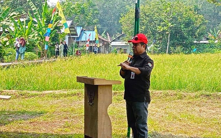 Kepala Dinas Pertanian dan Ketahanan Pangan Barito Timur Lurikto dengan layar belakang padi yang akan dipanen di Desa Tumpung Ulung, Jumat, 6 Oktober 2023. (FOTO: IST)