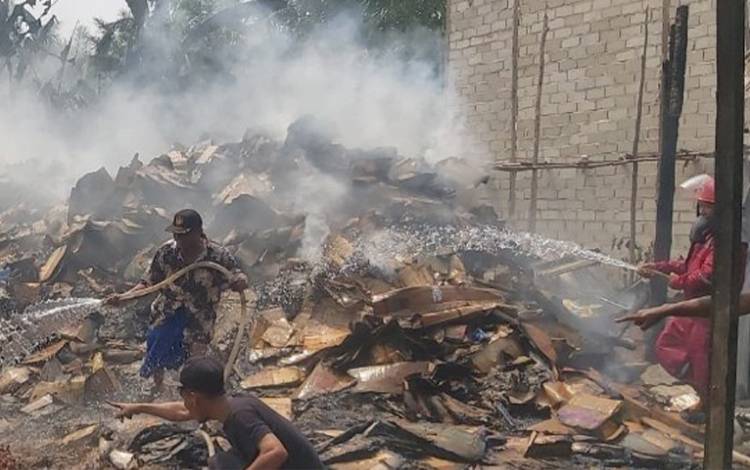 Gudang Kardus Bekas di Sebabi Ludes Terbakar