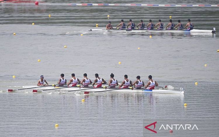 Arsip foto - Tim dayung putra Indonesia memacu kecepatan pada final nomor men's eight 2022 di Fuyang Water Sports Center, Hangzhou, China, Minggu (24/9/2023). ANTARA FOTO/Hafidz Mubarak A/YU/aa.
