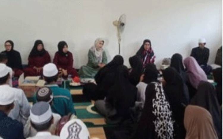 Suasana saat kegiatan peringatan Maulid Nabi Muhammad SAW di MTsN 2 Kapuas. (FOTO: IST)