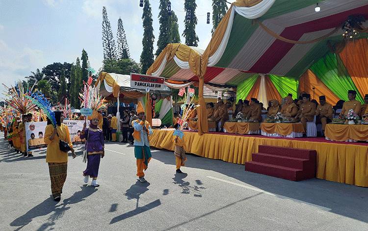 Ribuan Peserta Ikuti Pawai Nasi Adab Hari Jadi ke-64 Kotawaringin Barat