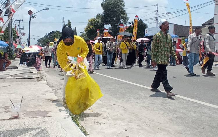 Sweeping Sampah Dilakukan Rombongan CBI Group Saat Ikuti Pawai Nasi Adab