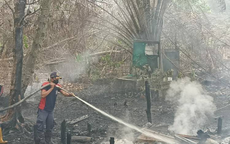 Sebuah Pondok Kayu di Jalan Soekarno Terbakar
