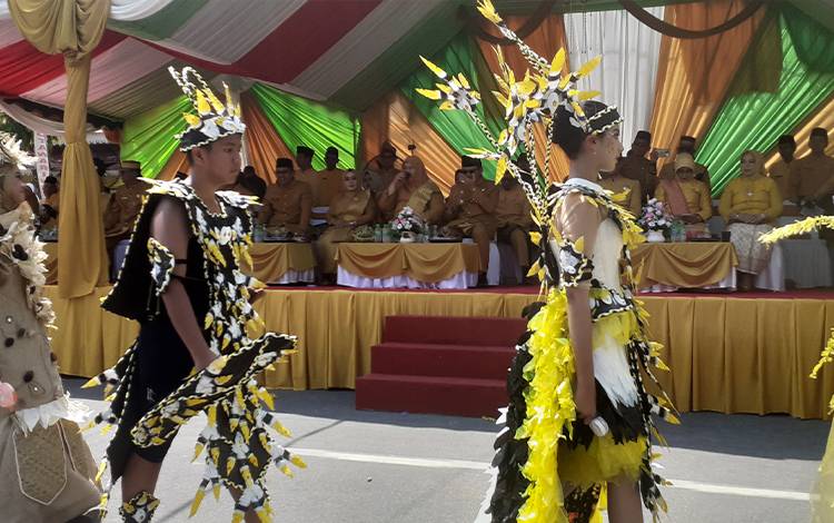 SMPN 1 Arsel Tampilkan Kearifan Lokal Kobar pada Pawai Nasi Adab dan Budaya