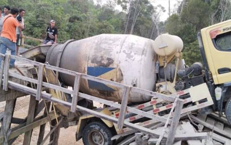 Ada Truk Molen Terperosok di Jembatan Sei Konjoi, DPU Gunung Mas Angkat Bicara