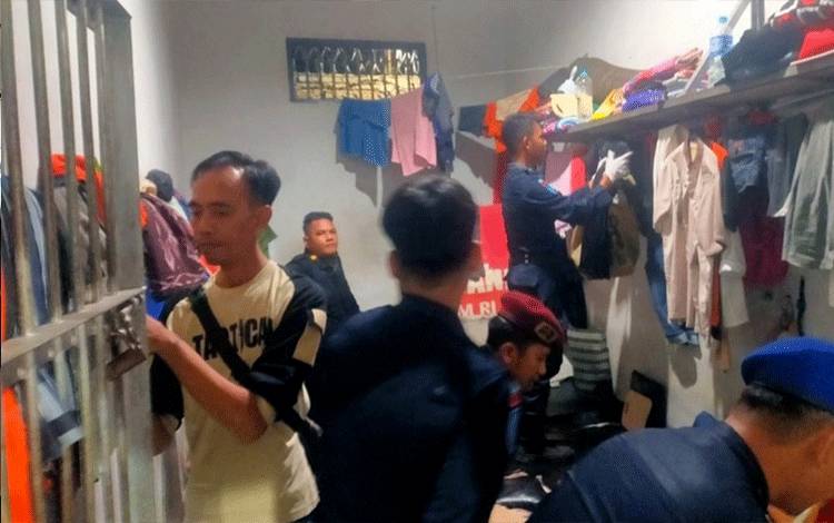 Tingkatkan Kewaspadaan, Petugas KPR Rutan Kapuas Razia Kamar Hunian