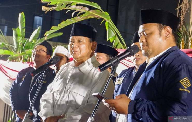 Ketua Umum sekaligus bakal calon presiden dari Partai Gerindra Prabowo Subianto (kiri) dan Ketua Umum Samawi Muhammad Nahdy (kanan) hadir pada deklarasi dukungan Samawi terhadap Prabowo di Jakarta, Sabtu (7/10/2023). (ANTARA/Uyu Septiyati Liman)