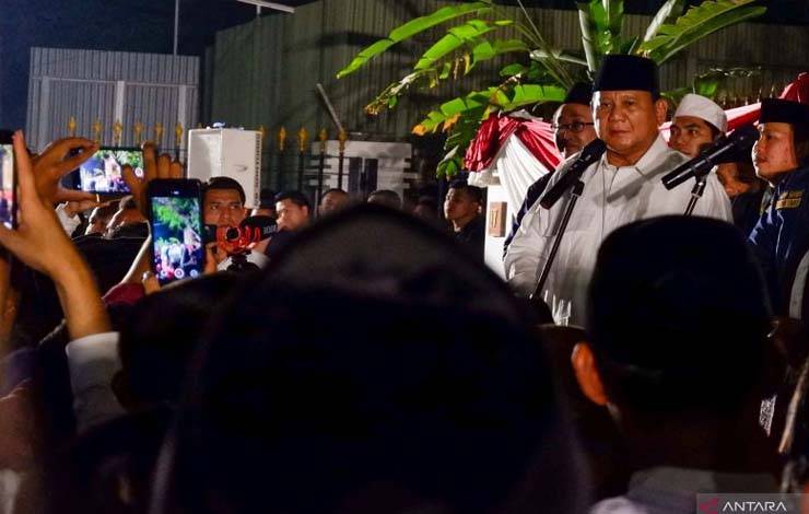 Ketua Umum serta bakal calon presiden dari Partai Gerindra Prabowo Subianto menyampaikan pidato penerimaannya terhadap deklarasi dukungan Solidaritas Ulama Muda Jokowi di kediamannya di Jakarta Selatan, Sabtu (7/10/2023). (ANTARA/Uyu Septiyati Liman)