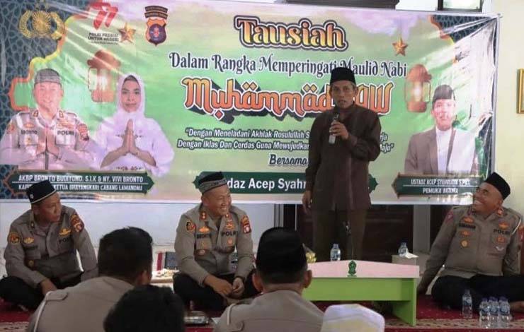 Ustaz Acep Syahrudin menyampaikan tausiahnya di Mapolres Lamandau pada acara peringatan Maulid Nabi Muhammad SAW. (FOTO : HENDI NURFALAH)