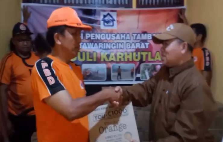 Kabid Kedaruratan dan Logistik BPBD Martogi Siallagan menerima secara simbolis bantuan suplemen dari perwakilan Asosiasi Pengusaha Tambang Kobar?Habib said H samsudinoor Al - Habsyi. (FOTO : BPBD Kobar)