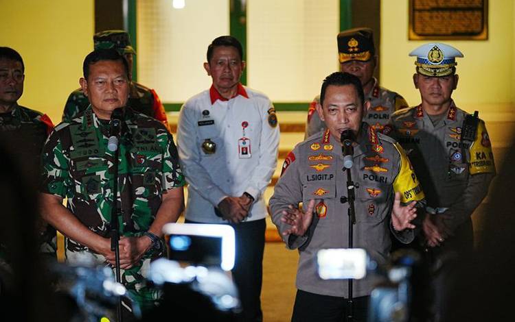 Kapolri Jenderal Pol. Listyo Sigit Prabowo didampingi Panglima TNI Laksamana TNI Yudo Margono memberikan keterangan pers terkait dengan kesiapan pengamanan KTT AIS Forum 2023 di Bali, Minggu (8/10/2023). ANTARA/HO-Divisi Humas Polri