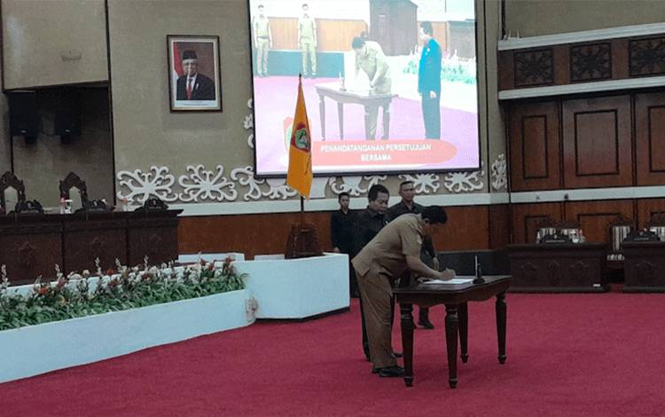 DPRD dan Pemprov Kalteng Sahkan Raperda Pengelolaan Keuangan Daerah