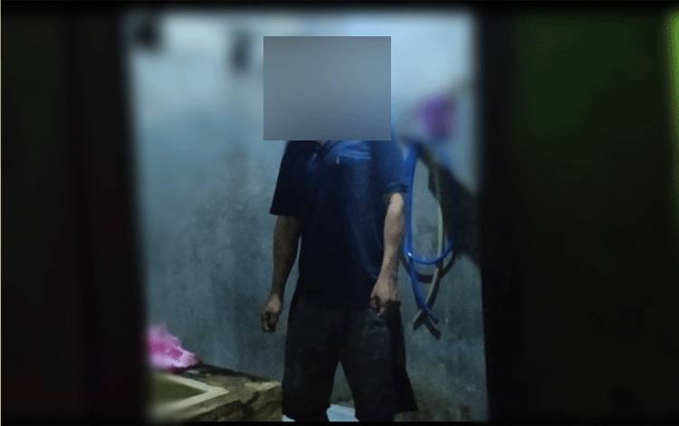 Korban bunuh diri M (48) ditemukan jasadnya di kamar mandi (Foto : Pathur)
