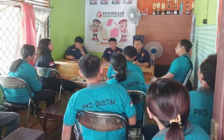 Simulasi sengketa pemasangan alat peraga kampanye Pemilu 2024 di Sekretariat Panwascam Dusun Timur Kabupaten Barito Timur, Senin, 9 Oktober 2023. (FOTO: IST)