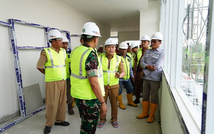 Gubernur Kalimantan Tengah (Kalteng), Sugianto Sabran saat meninjau pembangunan RSUD milik pemerintah provinsi di Kecamatan Hanau. (FOTO: DONI)