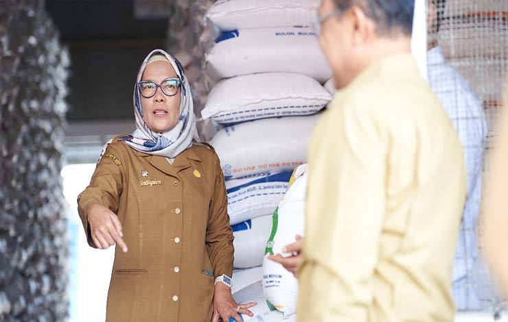 Pj Wali Kota Palangka Raya Kunjungi Gudang Bulog Pastikan Stok Beras Aman