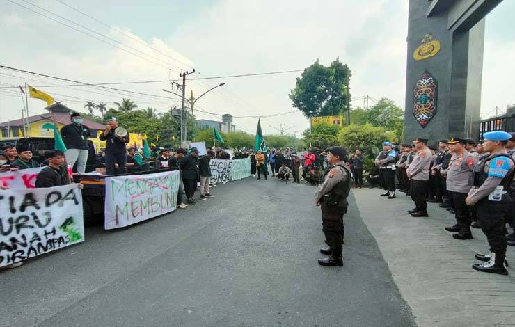 Aktivis HMI Gelar Aksi di Depan Polda Kalteng untuk Sampaikan Sikap atas Insiden di Desa Bangkal