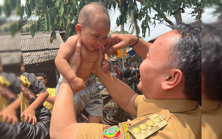 Gubernur Kalteng Bermain Bersama Anak-Anak Bangkal