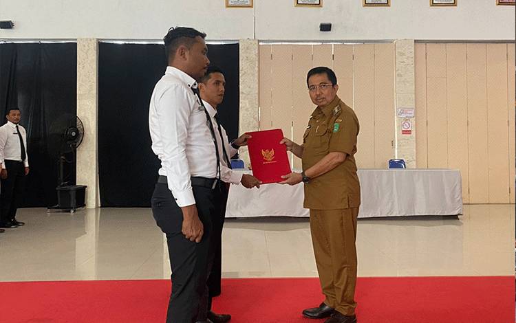 35 PPPK Dilingkungan Pemkab Sukamara Terima SK